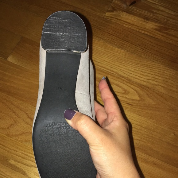 TORY B SUEDE HEELS - Picture 2 of 3